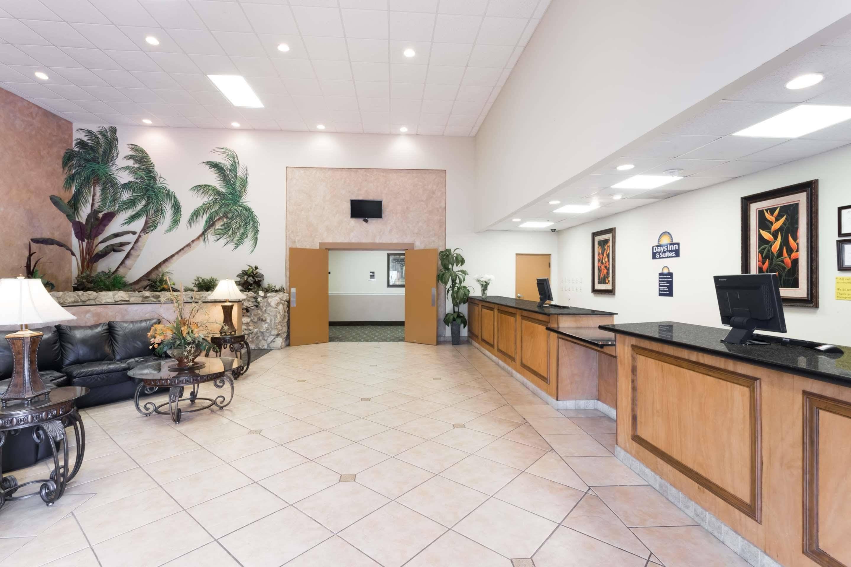 Days Inn & Suites By Wyndham Clermont Exterior photo