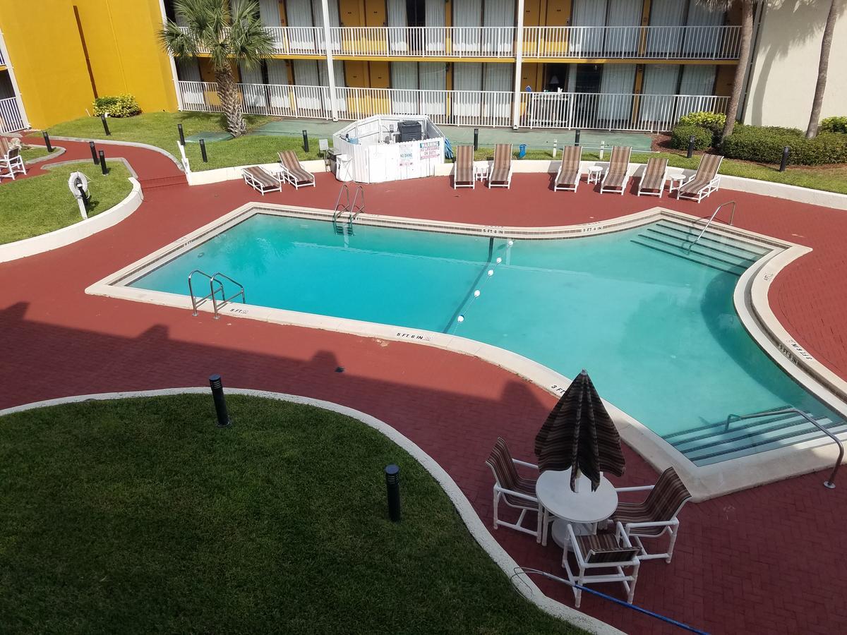 Days Inn & Suites By Wyndham Clermont Exterior photo