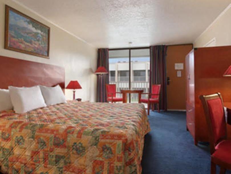 Days Inn & Suites By Wyndham Clermont Exterior photo