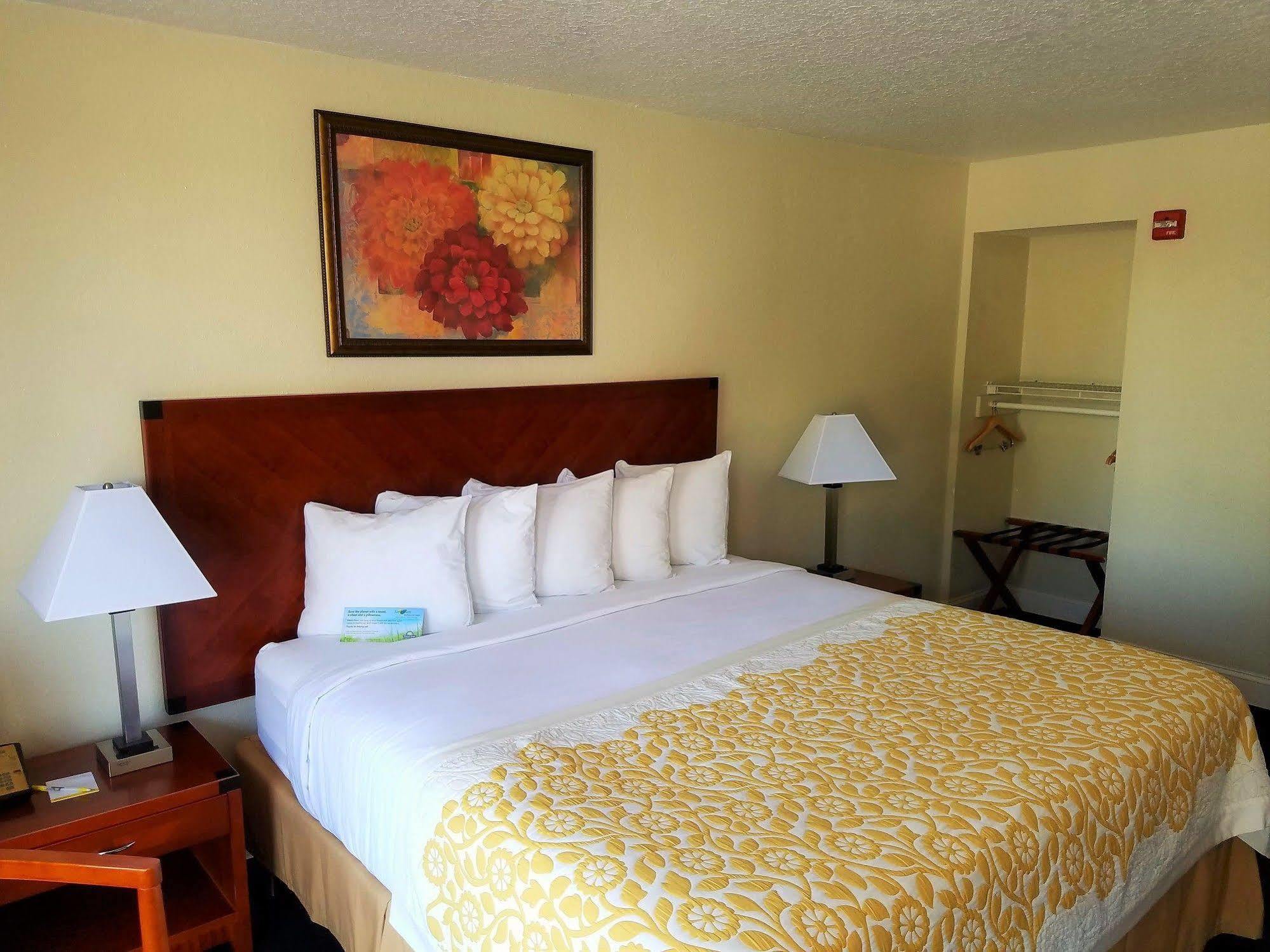 Days Inn & Suites By Wyndham Clermont Exterior photo