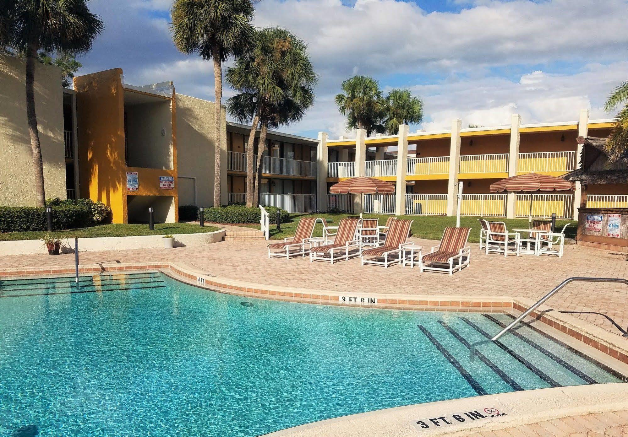 Days Inn & Suites By Wyndham Clermont Exterior photo