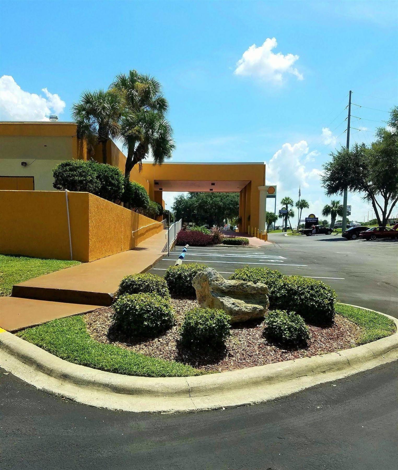 Days Inn & Suites By Wyndham Clermont Exterior photo