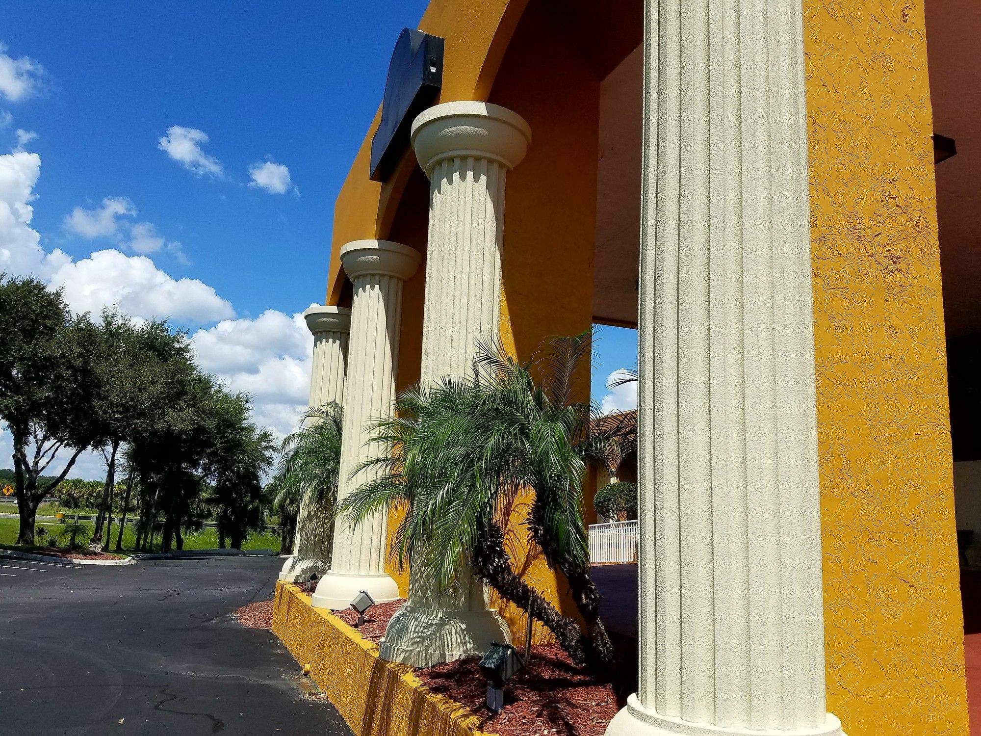 Days Inn & Suites By Wyndham Clermont Exterior photo